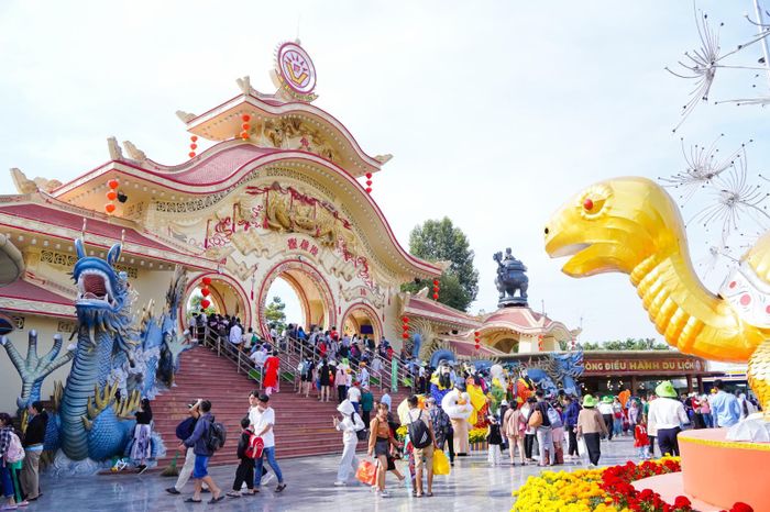Khu Du lịch Văn hóa Suối Tiên thu hút đông du khách dịp lễ 30/4 và 1/5.