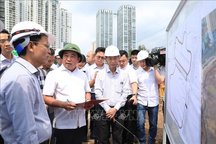 Bí thư Thành ủy Hà Nội Trần Đức Thắng kiểm tra Nhà máy điện rác Seraphin - Khu xử lý chất thải rắn Xuân Sơn. Ảnh: Văn Điệp/TTXVN