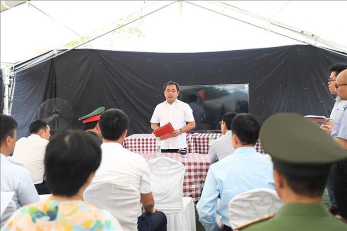 Bí thư Thành ủy Hà Nội Trần Đức Thắng chỉ đạo gỡ vướng để thúc tiến độ dự án. Ảnh: Văn Điệp/TTXVN