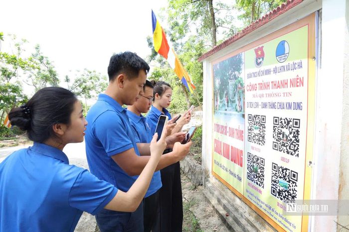Chỉ với một thao tác quét mã QR đơn giản, du khách thập phương có thể dễ dàng truy cập đầy đủ thông tin về lịch sử di tích.
