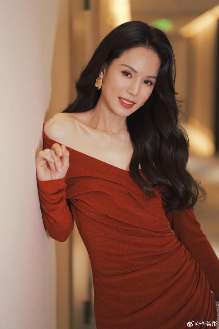 Lý Nhược Đồng nỗ lực tập luyện, ăn uống khoa học để duy trì vẻ bề ngoài trẻ trung. Ảnh: Weibo