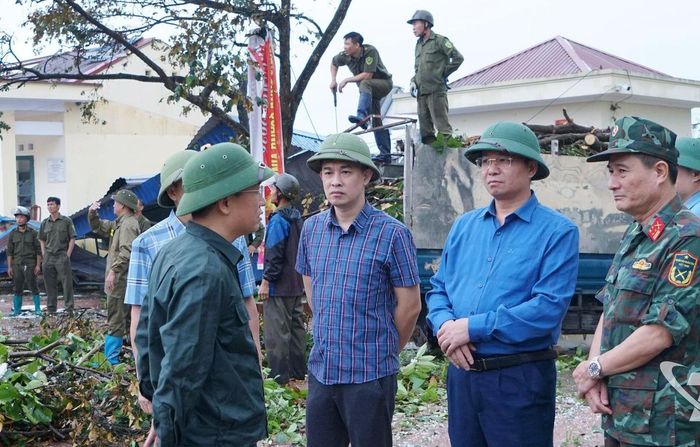 Phó Chủ tịch UBND tỉnh Nông Quang Nhất (thứ hai từ bên phải) kiểm tra công tác khắc phục hậu quả thiên tai tại xã Phú Lạc, sáng 3-5. Ảnh: Ngọc Trường