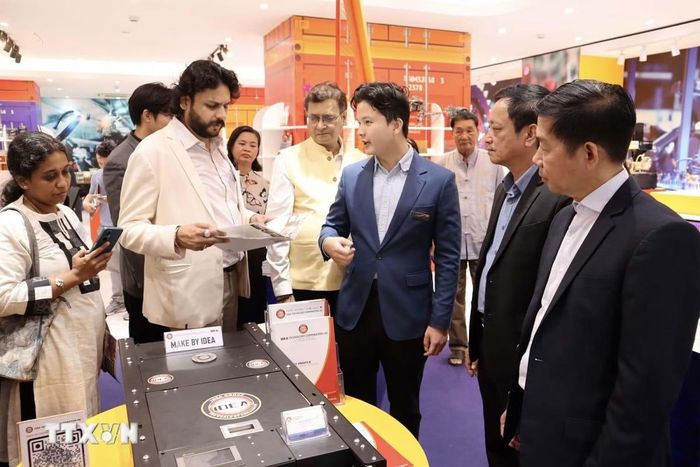 Doanh nghiệp cơ khí điện TP.HCM giới thiệu sản phẩm cho đối tác Ấn Độ. Ảnh: Xuân Anh/TTXVN