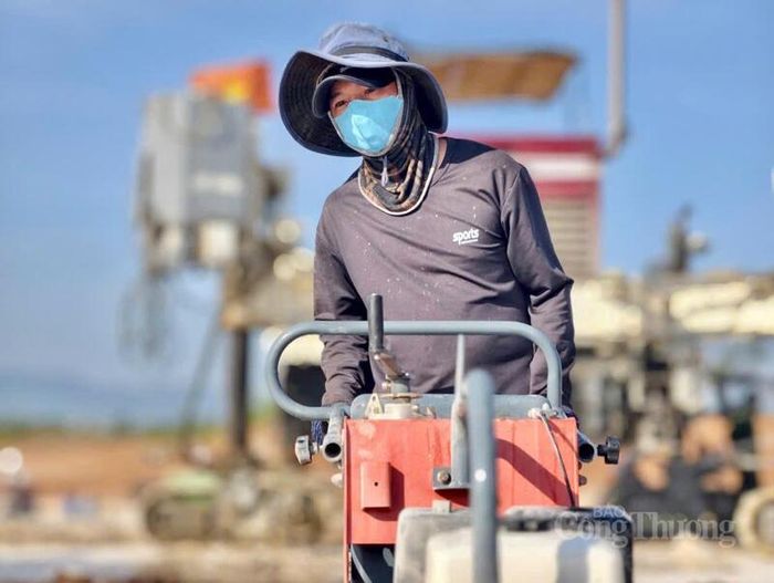 Nhiều công nhân chọn ở lại làm việc xuyên kỳ nghỉ.