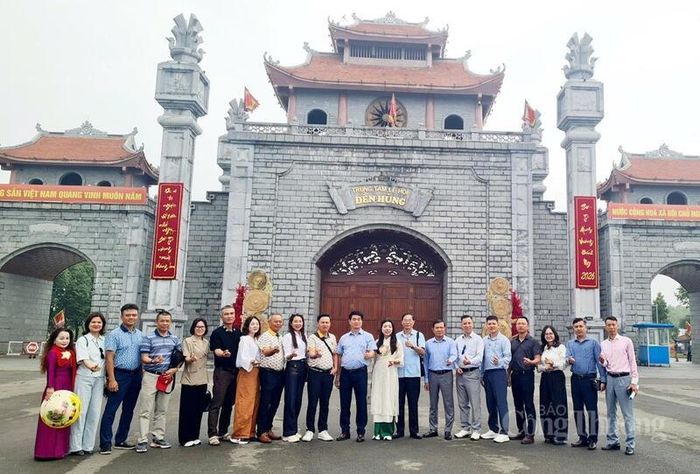 Khu trung tâm lễ hội Đền Hùng vẫn đông đúc du khách ngày 3/5. 