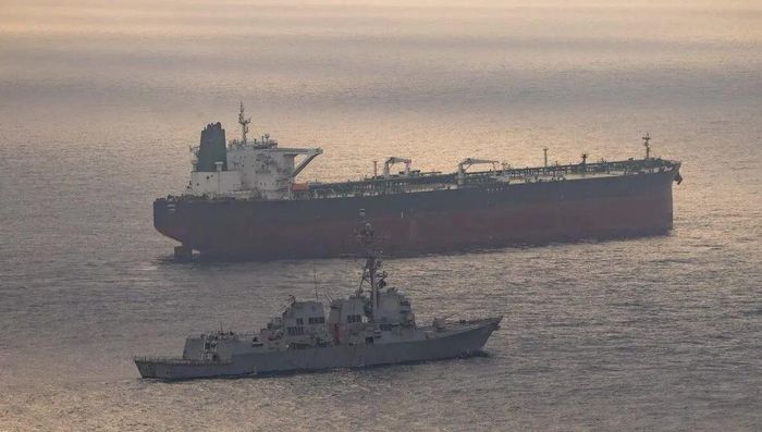 Phía Mỹ cho rằng việc siết chặt xuất khẩu dầu của Iran thông qua lệnh phong tỏa trên biển sẽ buộc Tehran phải dừng sản xuất, qua đó làm suy yếu nguồn thu chủ chốt của nước này. Ảnh: Bloomberg.