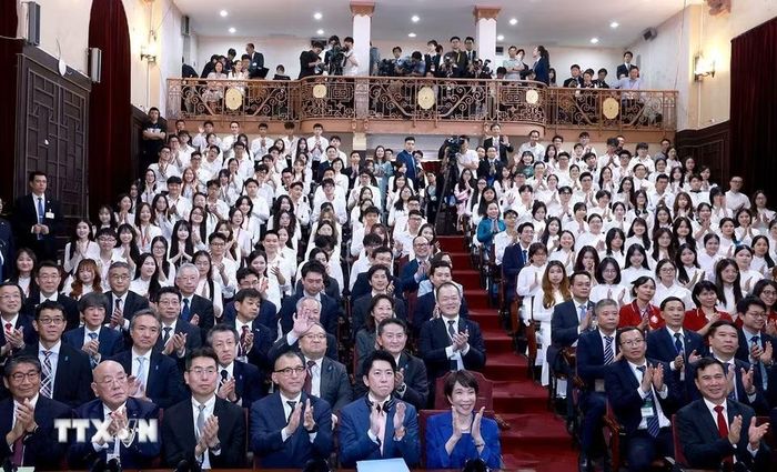 Thủ tướng Takaichi Sanae với sinh viên Đại học Quốc gia Hà Nội. Ảnh: TTXVN
