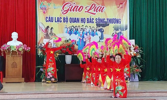  Tiết mục "Hát về Tổ quốc hôm nay" của câu lạc bộ tổ dân phố Yên Khê, phường Tiền Phong. 