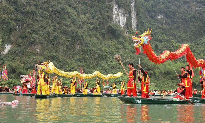  Nghi thức rước thuyền rồng độc đáo trên sông tại lễ hội.  
