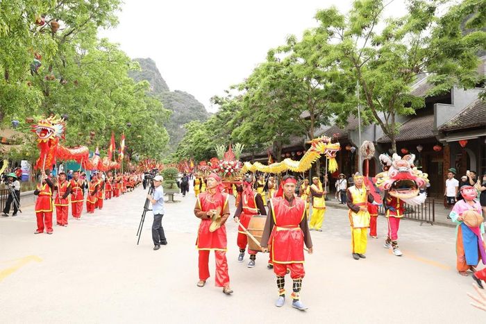  Rước rồng là nghi thức quan trọng tại lễ hội.  