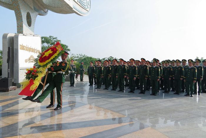 Đoàn công tác Đảng ủy, Bộ Chỉ huy Quân sự thành phố đặt vòng hoa tưởng niệm các Anh hùng liệt sĩ. Ảnh: HẢI HÀ