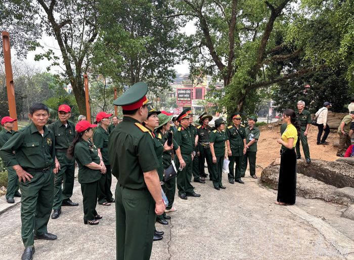 Du khách tham quan Đồi A1.