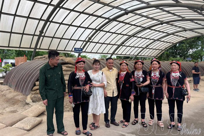 Du khách tham quan Di tích lịch sử Hầm chỉ huy Tập đoàn cứ điểm Điện Biên Phủ.