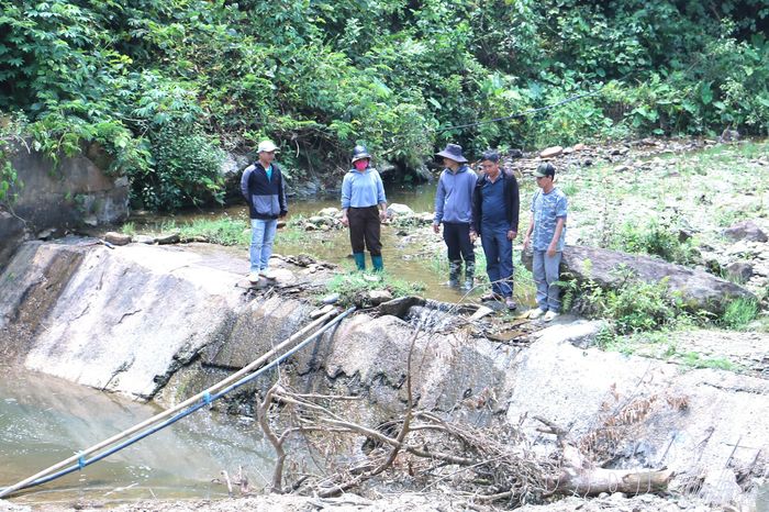 Thời tiết nắng nóng khiến suối trên địa bàn xã Mường Mùn cạn kiệt nước dẫn đến thiếu nước sản xuất.