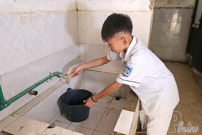 Thiếu nước ảnh hưởng đến việc sinh hoạt của giáo viên và học sinh Trường PTDTBT Tiểu học Mùn Chung.