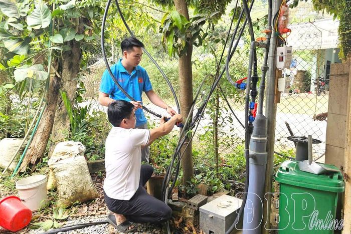 Giáo viên Trường PTDTBT Tiểu học Mùn Chung dẫn ống xin nước từ hộ dân gần trường để đảm bảo việc sinh hoạt của giáo viên và học sinh.