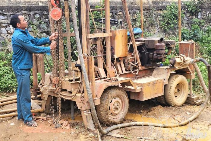 Một số trường học trên địa bàn xã Mường Mùn kêu gọi nguồn xã hội hóa để khoan giếng, bổ sung nguồn nước sinh hoạt tại chỗ.
