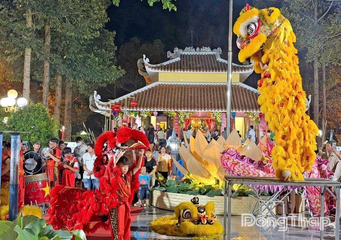 Biểu diễn múa lân phục vụ người dân và du khách tại Lễ hội Vía Bà Chúa Xứ Gò Tháp năm 2026.