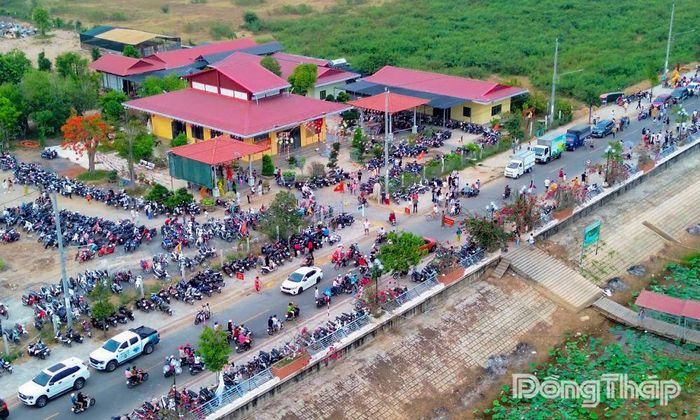 Khu vực trung tâm điểm du lịch ven sông Thường Phước nhộn nhịp khách tham quan, vui chơi trong dịp nghỉ lễ. Ảnh: MỸ LÝ