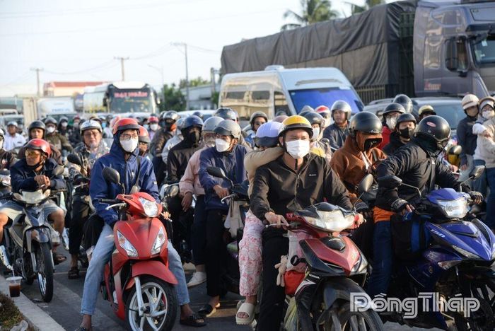 Người dân từ các địa phương quay trở lại TP. Hồ Chí Minh và các tỉnh, thành lân cận sau kỳ nghỉ lễ.