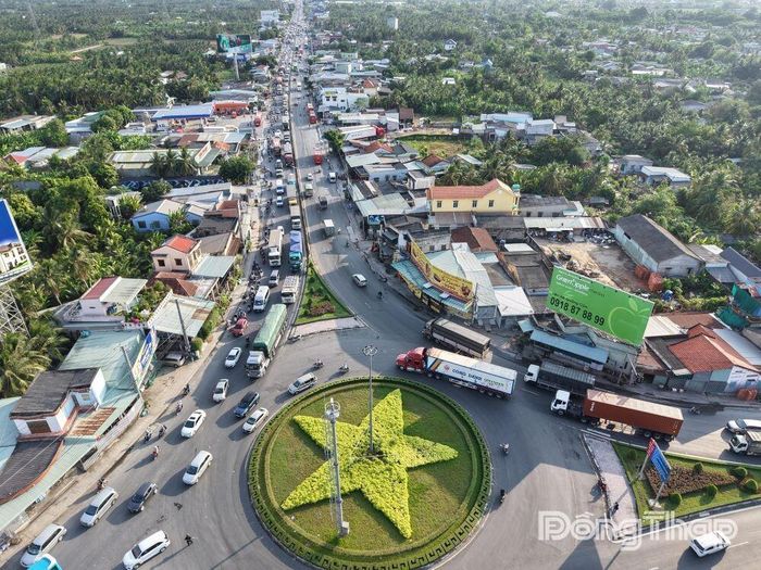 Trong khung giờ cao điểm, lực lượng Cảnh sát giao thông cao tốc tiến hành hạn chế phương tiện vào cao tốc, đồng thời hướng dẫn, phân luồng các phương tiện di chuyển ra Quốc lộ 1 nhằm giảm áp lực cho tuyến cao tốc theo hướng về TP. Hồ Chí Minh.