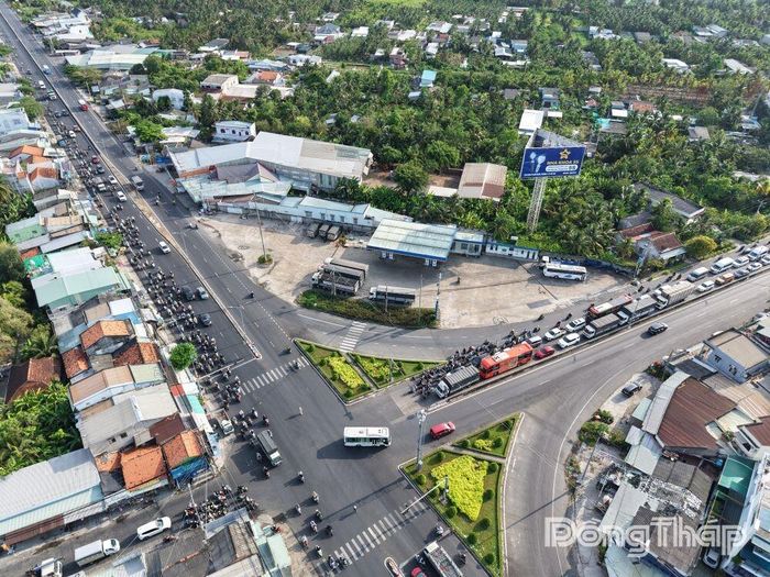 Lưu lượng phương tiện được điều tiết qua ngã tư Lương Phú.