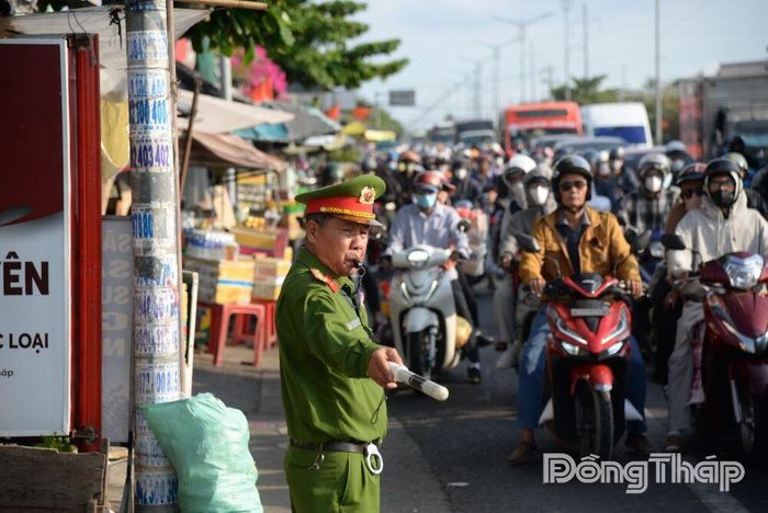 Đơn vị chức năng bố trí cán bộ trực, tổ chức điều tiết, phân luồng hợp lý.