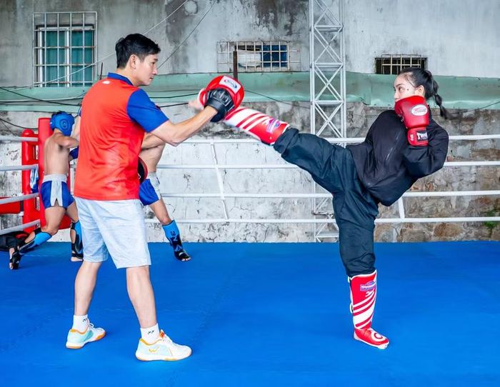  Huấn luyện viên Trần Đình Đô trong buổi tập luyện cùng các học trò. Ảnh: H.V 
