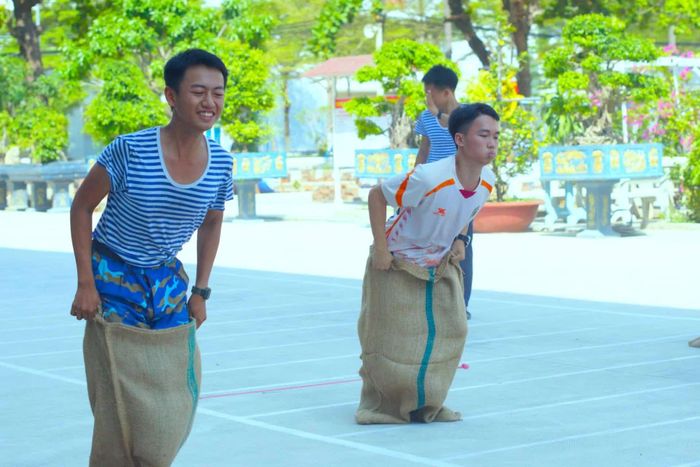 Các học viên sôi nổi thi nhảy bao bố.