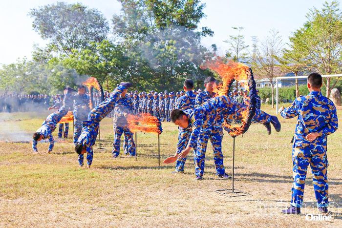 Huấn luyện võ cho chiến sĩ hải quân đánh bộ.