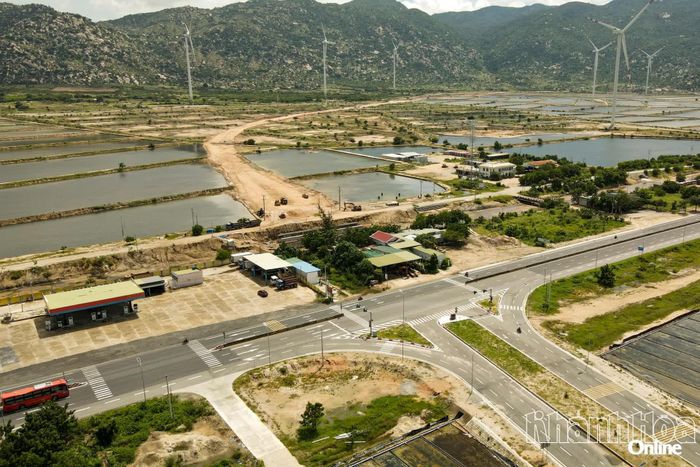 Dự án Đường nối cao tốc Bắc - Nam với Cảng biển tổng hợp Cà Ná đang triển khai xây dựng.