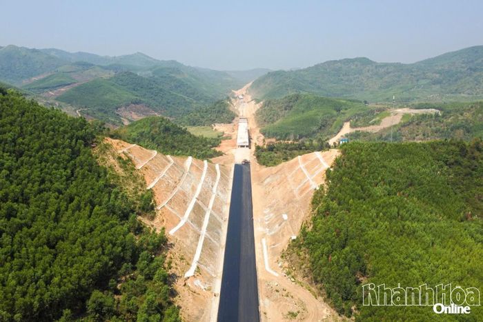Dự án Đường bộ cao tốc Khánh Hòa - Buôn Ma Thuột được khẩn trương xây dựng, dự kiến hoàn thiện vào cuối năm 2026 kết nối Khánh Hòa với khu vực Tây Nguyên.