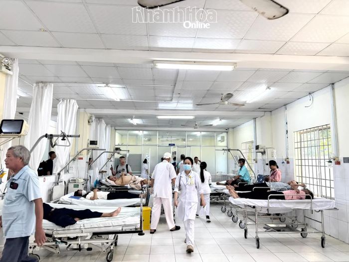 Khoa Cấp cứu Bệnh viện Đa khoa Khánh Hòa điều trị cho các ca bệnh trong những ngày nghỉ lễ.
