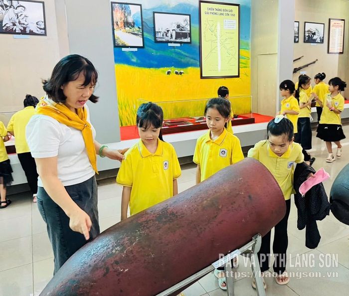 Cô, trò Trường Tiểu học Hoàng Văn Thụ tìm hiểu về lịch sử tại Bảo tàng tỉnh