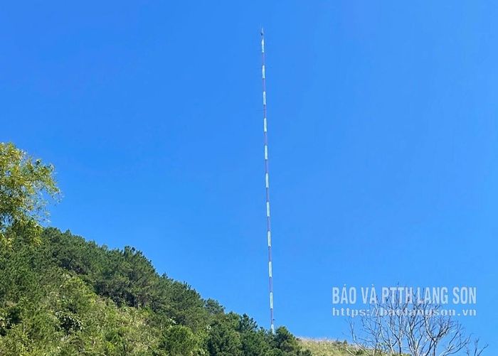 Cột đo gió của Công ty TNHH BayWa R.e. Wind Projects Việt Nam được dựng để đo lượng gió trước khi triển khai dự án Nhà máy điện gió Cao Lộc