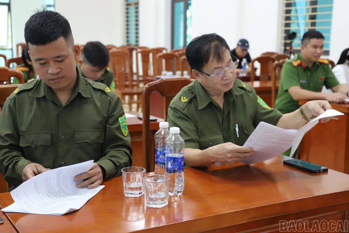 Ông Lương Bá Cải (bên trái) đã có 27 năm gắn bó với công tác gìn giữ an ninh, trật tự cơ sở.