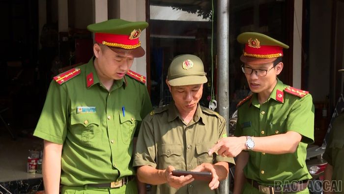 Thành viên Tổ bảo vệ an ninh, trật tự tích cực cùng lực lượng Công an nắm tình hình, kịp thời giải quyết các vấn đề phát sinh ở cơ sở.