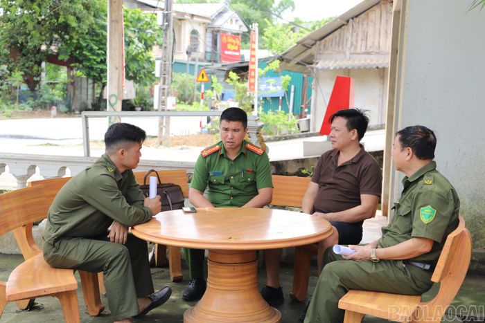 Tổ bảo vệ an ninh, trật tự cơ sở tích cực tuyên truyền tới người dân về phòng, chống tội phạm.