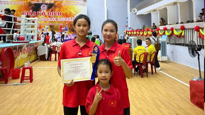 Hoa chụp ảnh cùng huấn luyện viên Nguyễn Thị Giang - người đã phát hiện, dìu dắt và truyền lửa đam mê võ thuật cho em ngay từ những ngày đầu chập chững bước vào con đường tập luyện.