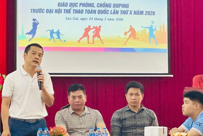 Ông Lê Minh Hà (áo trắng) - Giám đốc Trung tâm Phòng chống doping Việt Nam phát biểu tại buổi tập huấn.