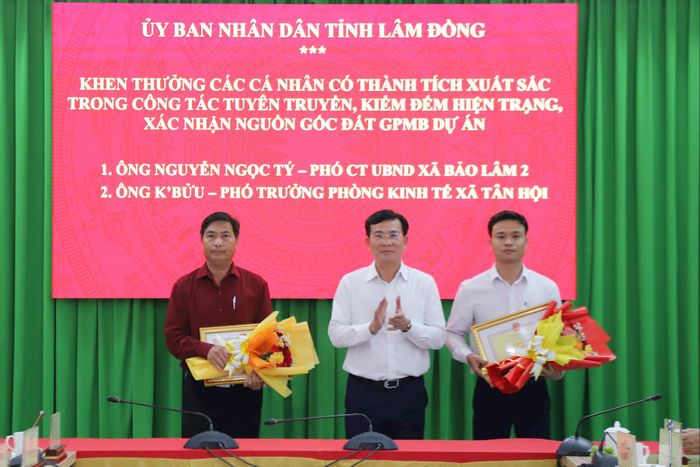 Đồng chí Hồ Văn Mười, Ủy viên Ban Chấp hành Trung ương Đảng, Phó Bí thư Tỉnh ủy, Chủ tịch UBND tỉnh Lâm Đồng trao khen thưởng cho các cá nhân có thành tích trong công tác thực hiện giải phóng mặt bằng các dự án cao tốc