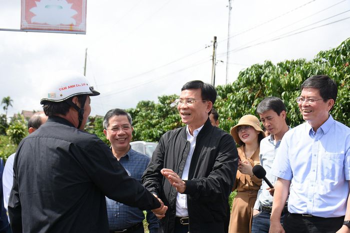 Đồng chí Hồ Văn Mười, Ủy viên Ban Chấp hành Trung ương Đảng, Phó Bí thư Tỉnh ủy, Chủ tịch UBND tỉnh Lâm Đồng kiểm tra thực địa các vị trí trên các tuyến cao tốc Tân Phú - Bảo Lộc và Bảo Lộc - Liên Khương