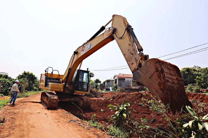 Tại Km 162+000 đến Km 162+500 thuộc xã Bảo Thuận và Gia Hiệp, đơn vị thi công đang triển khai làm đường công vụ, mở lối tiếp cận cho các phương tiện thi công