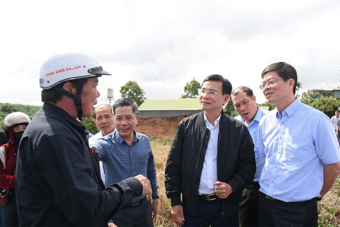 Đoàn công tác do các đồng chí Hồ Văn Mười, Chủ tịch UBND tỉnh dẫn đầu thăm hỏi, động viên các gia đình có diện tích đất nằm trong diện thu hồi giải phóng mặt bằng thi công các dự án cao tốc