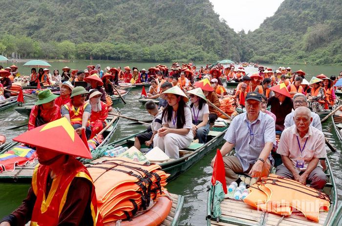 Hàng nghìn người dân cùng du khách thập phương tham dự Lễ hội.