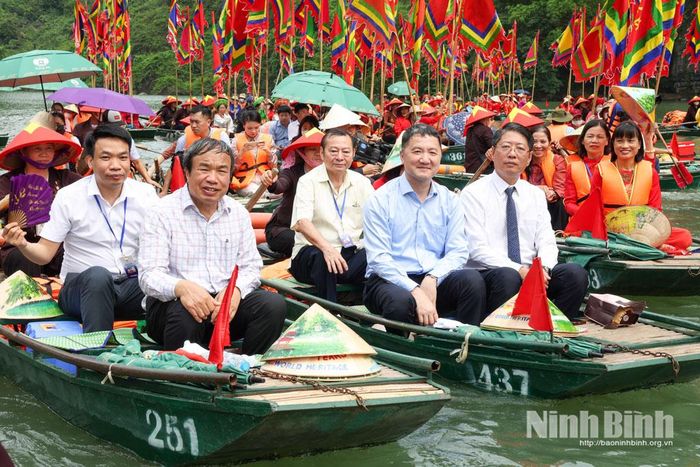 Các đại biểu dự Lễ hội.