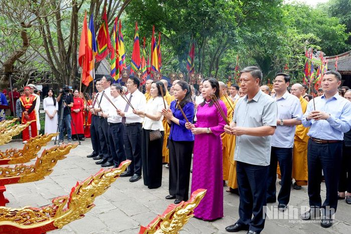 Các đại biểu dâng hương tại đền thờ Thánh Quý Minh Đại Vương.