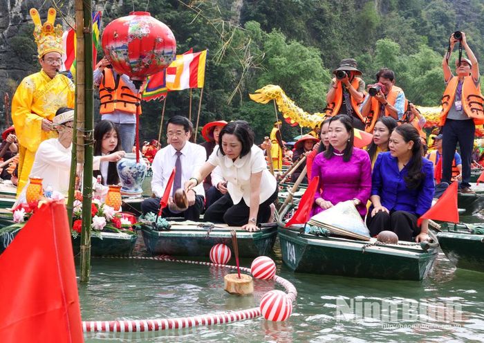 Đồng chí Nguyễn Thị Thanh, Ủy viên Trung ương Đảng, Phó Chủ tịch Quốc hội thực hiện nghi lễ lấy nước.