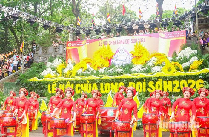 Màn biểu diễn trống hội tại Lễ rước nước.