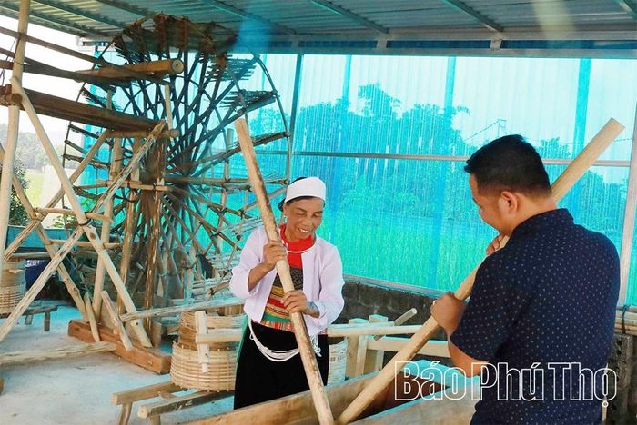 Việc hỗ trợ các hiện vật như bộ dụng cụ đâm đuống, guồng xe nước... từ Chương trình mục tiêu quốc gia phát triển KT - XH vùng đồng bào dân tộc thiểu số và miền núi đã tạo điều kiện giúp người Mường xã Cự Đồng thực hành sinh hoạt văn hóa.
